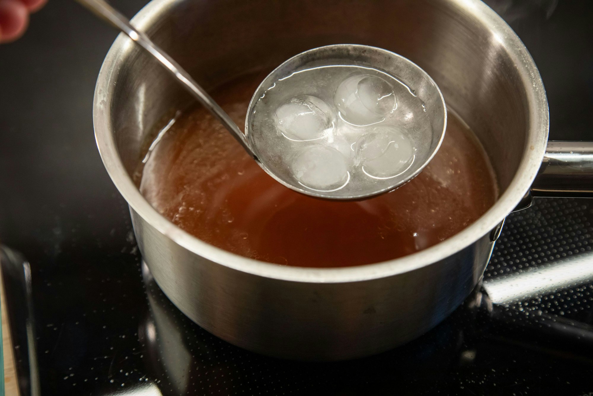 Das Eis im Schöpflöffel schmilzt sehr schnell.