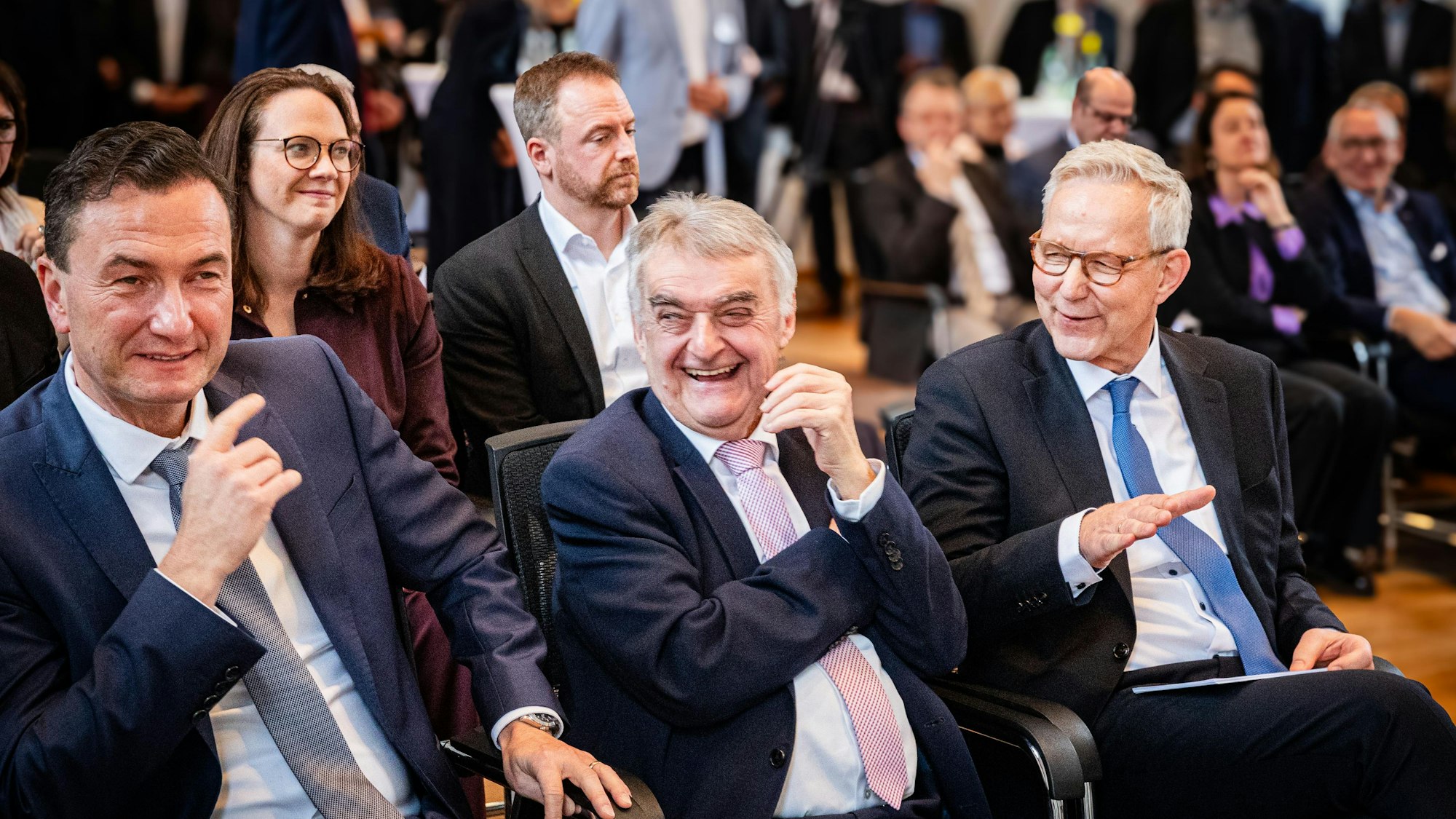 Beste Stimmung bei der Feier: Thomas Wilk, Innenminister Herbert Reul und der neue RP Gregor Lange (v.l.)