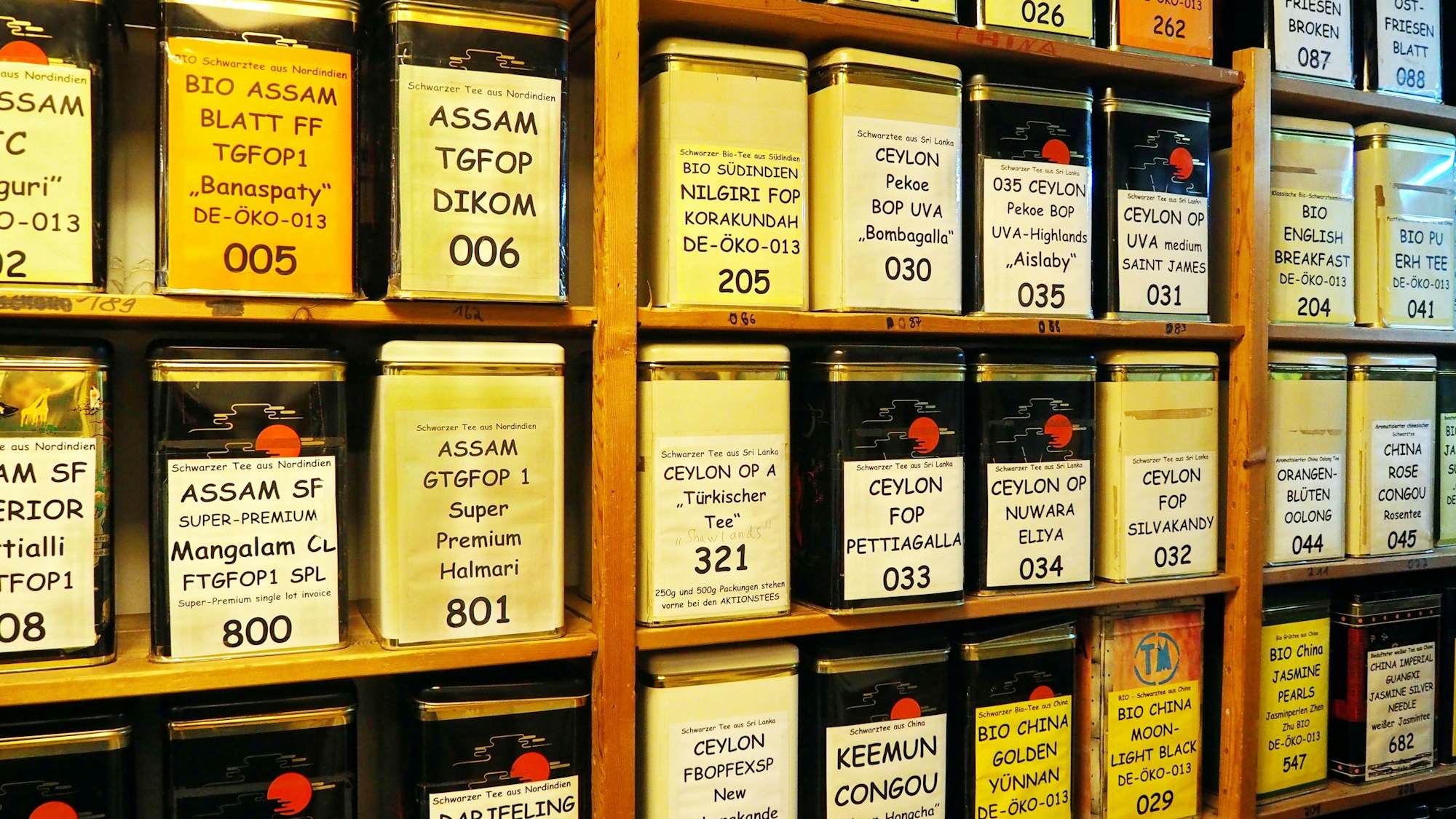 In einem Regal stehen verschiedenste Teesorten nebeneinander.
