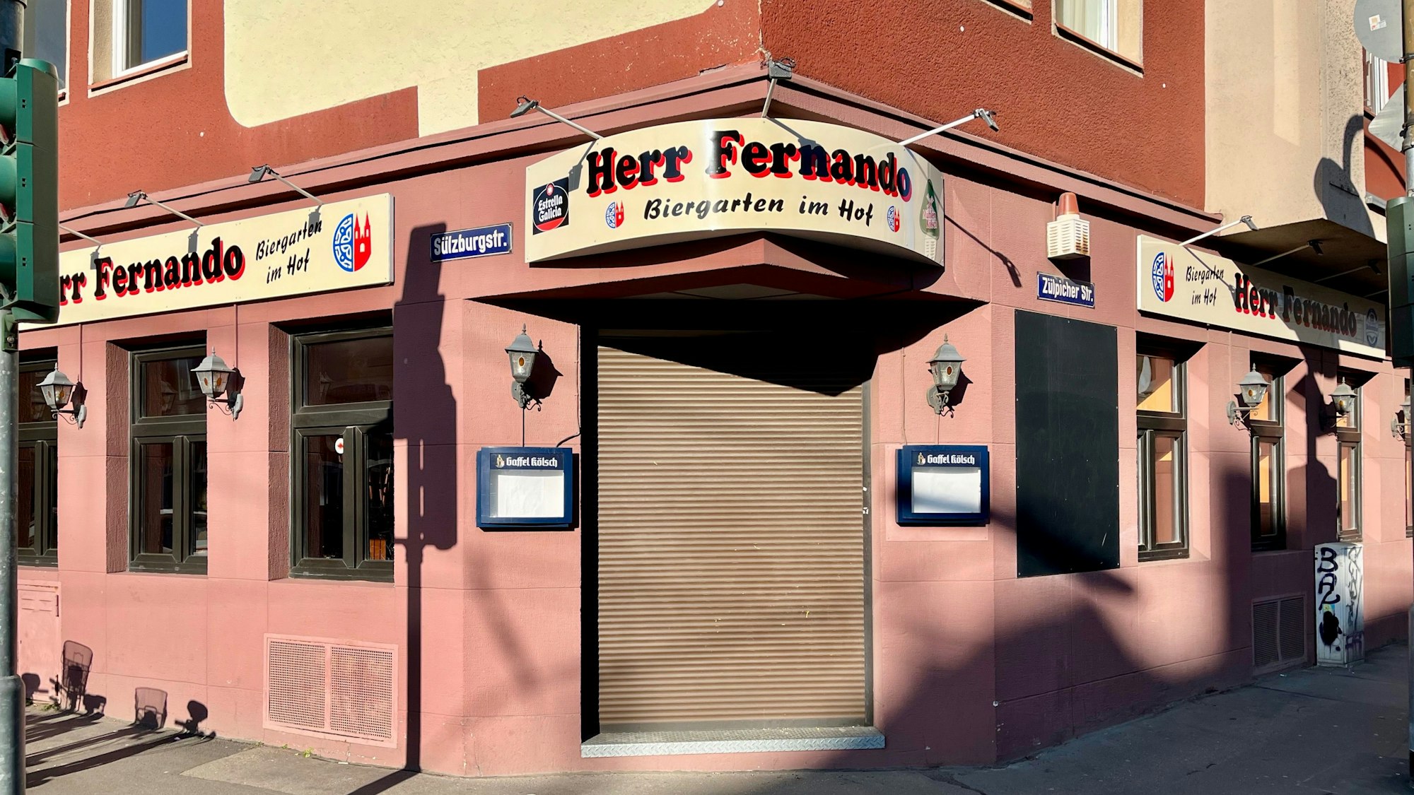 Ein rotgetünchtes Eckhaus ist zu sehen. Das Restaurant darin ist noch geschlossen.