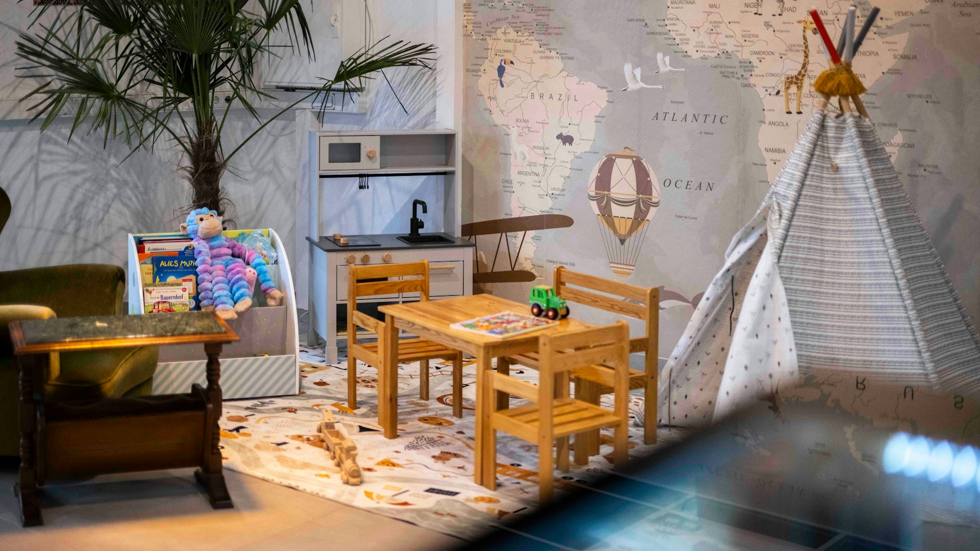 Das Bild zeigt die Spielecke in dem neuen Café.