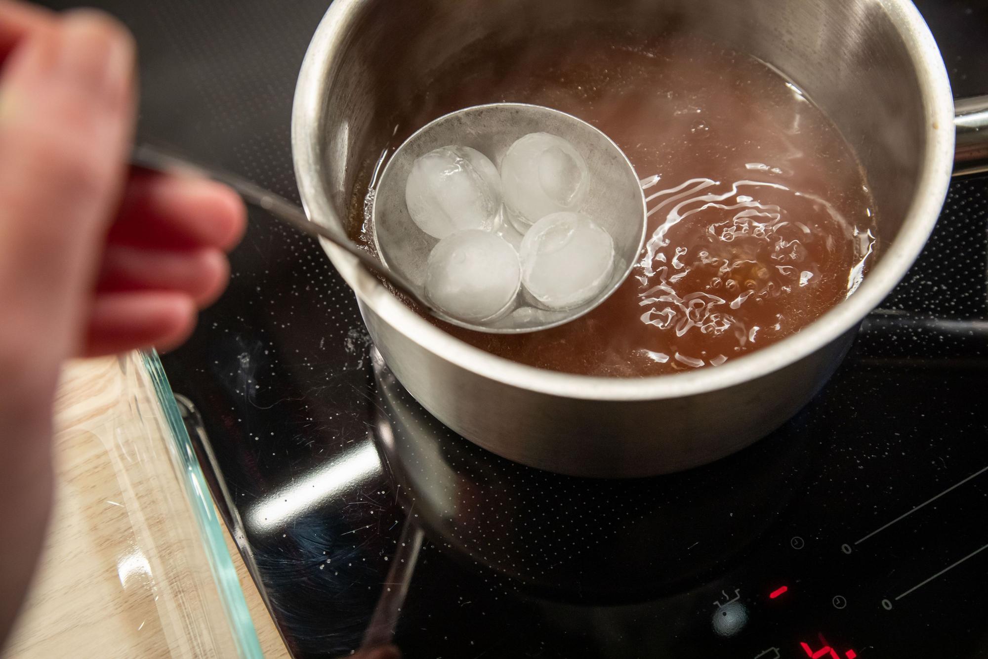 So geht's: Eiswürfel in einem Schöpflöffel geben und an der Oberfläche der Brühe entlangführen.