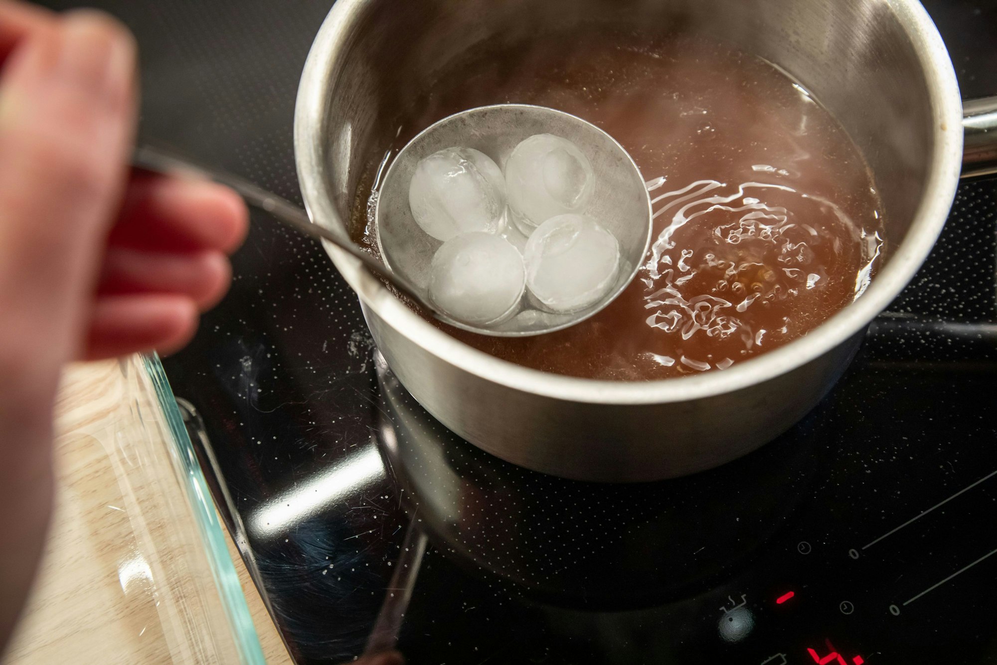 So geht's: Eiswürfel in einem Schöpflöffel geben und an der Oberfläche der Brühe entlangführen.