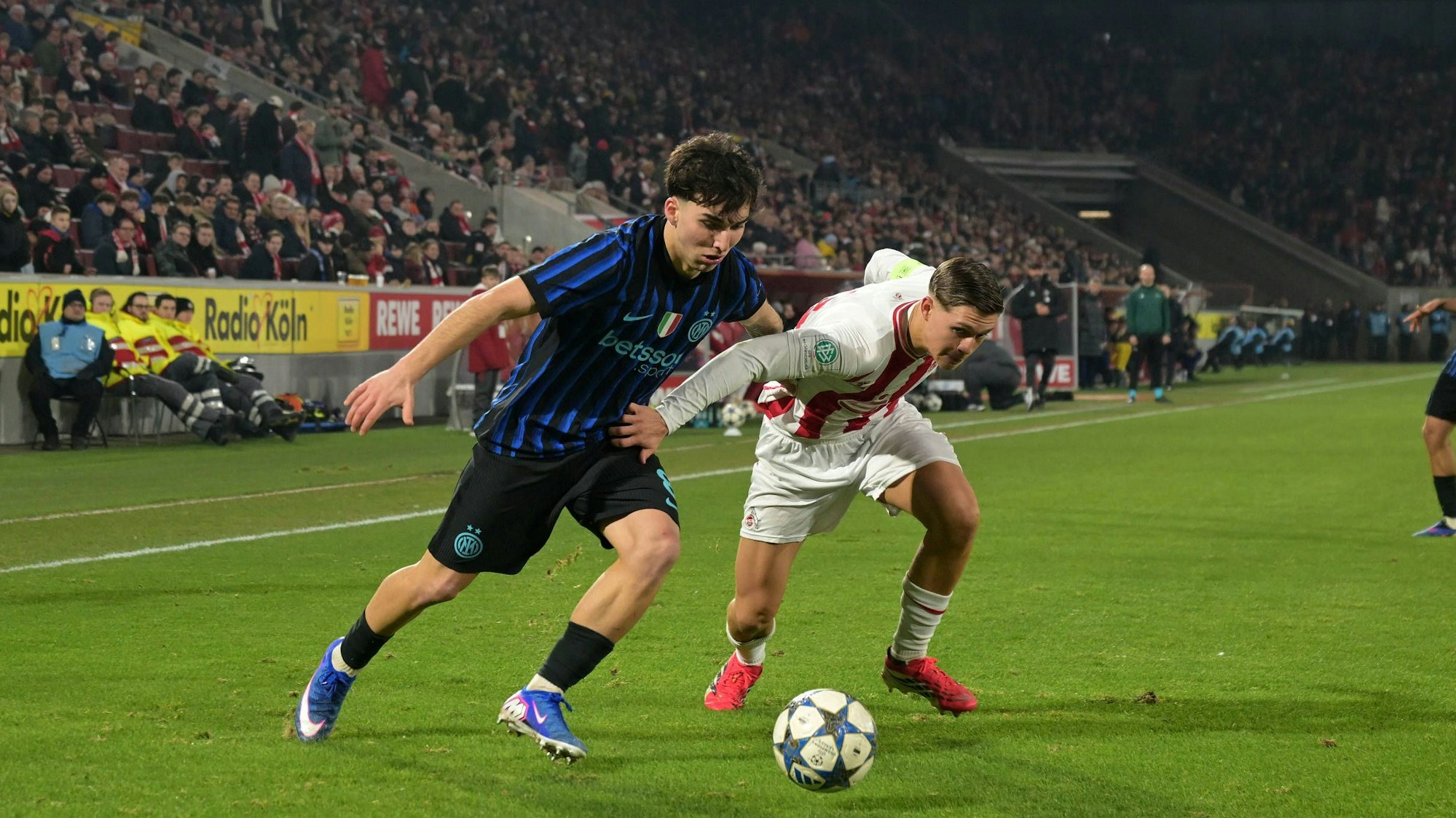 04.02.2026, xophax, Fussball , UEFA Youth League 2025/2026 , Round of 32, Stadion Köln Cologne - Germany 1.FC Köln gegen FC Internazionale Milano / Inter Mailand Mannschaft der U19 vom 1.FC Köln im vollen Rhein Energie Stadion . Vorn Matteo Venturini Mailand und Jonathan Friemel, rechts 1.FC Köln Koeln *** 04 02 2026, xophax, Football , UEFA Youth League 2025 2026 , Round of 32, Stadion Köln Cologne Germany 1 FC Köln vs FC Internazionale Milano Inter Milan Team of the U19 of 1 FC Köln in the full Rhein Energie Stadion In front Matteo Venturini Milan and Jonathan Friemel, right 1 FC Köln Koeln