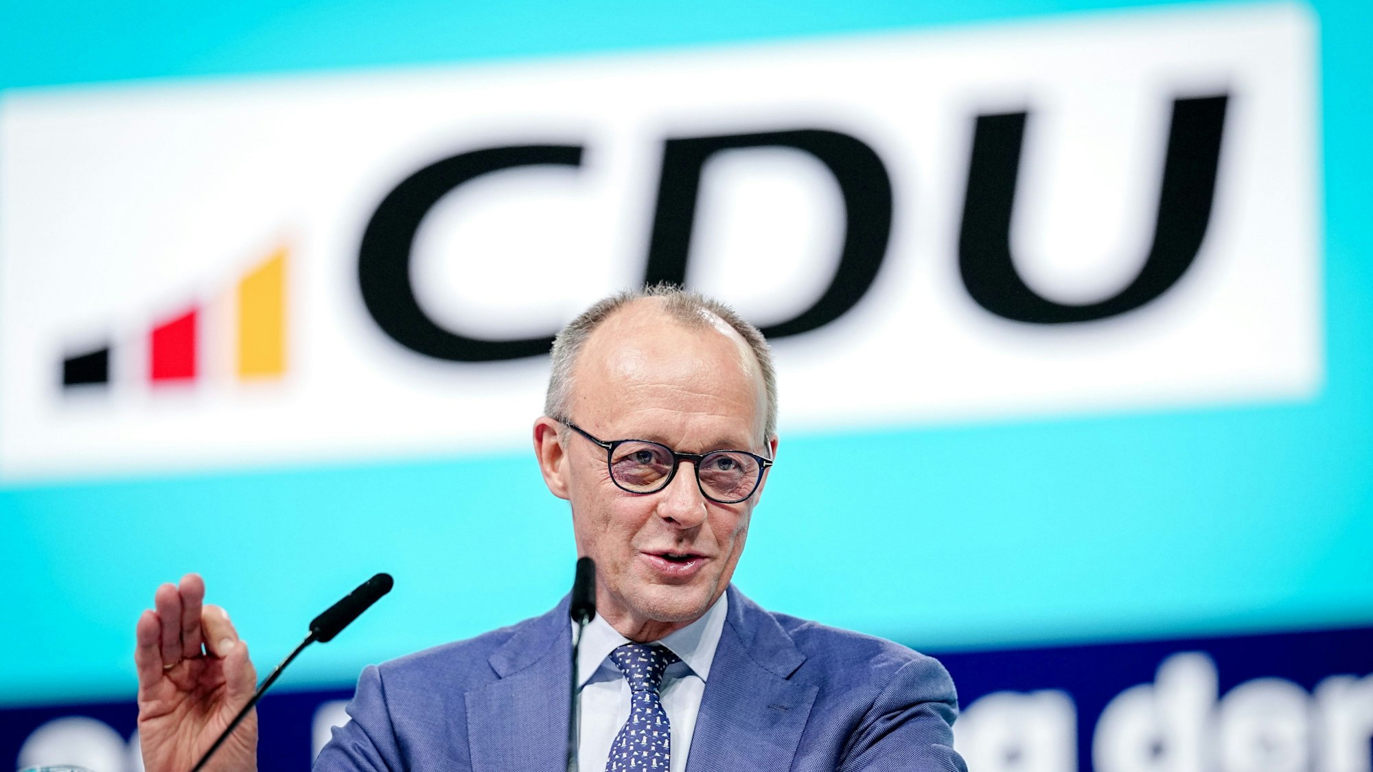 21.02.2026, Baden-Württemberg, Stuttgart: Bundeskanzler Friedrich Merz (CDU), CDU-Bundesvorsitzender, beendet den CDU-Bundesparteitag.