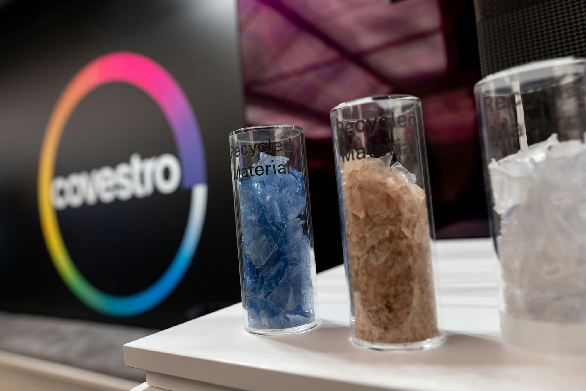 Recyclete Materialien stehen in einem Showroom von Covestro.