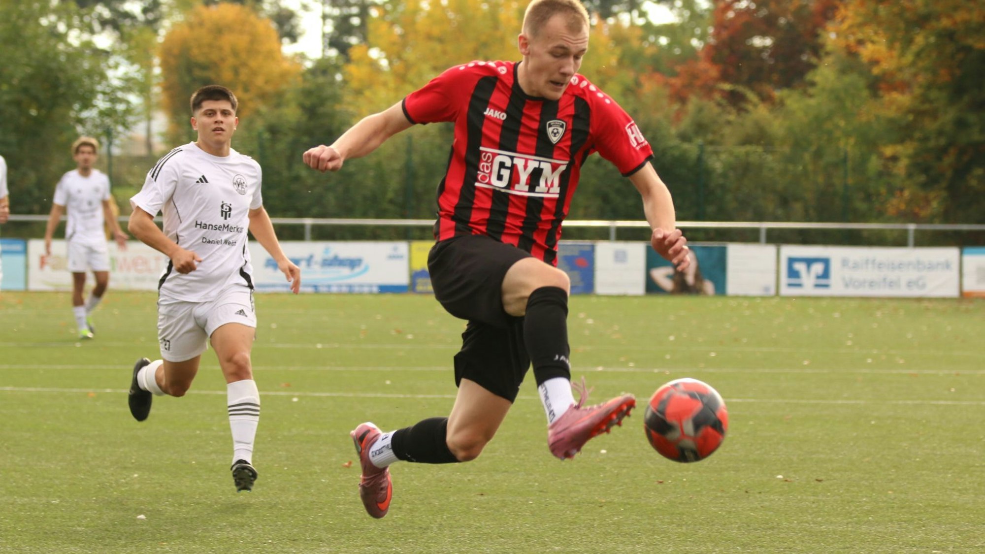 Luke Bungart nimmt in vollem Lauf einen Ball mit.