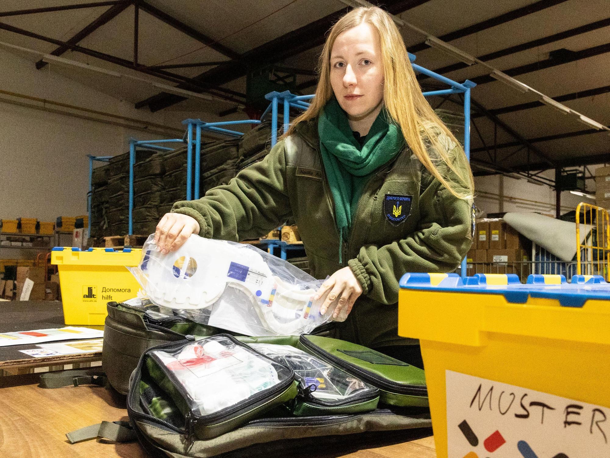 Auch medizinische Notfallrucksäcke transportiert das BGK in die Ukraine, wie Mitarbeiterin Nadiia Khmeliuk erklärte.