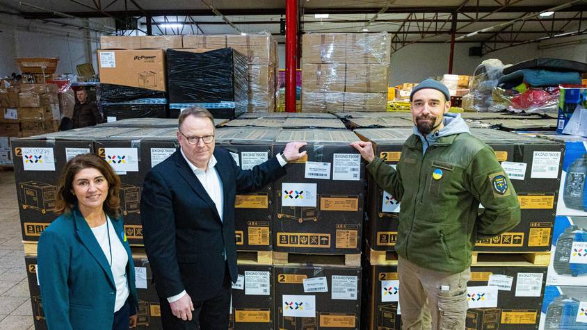Über 14.000 Generatoren hat das Blau-Gelbe Kreuz (BGK) bereits in die Ukraine transportiert, im Lager des Vereins stehen weitere bereit. OB Torsten Burmester (Mitte) wurde von der Vorstandsvorsitzenden Linda Mai und dem Logistikleiter Roman Ganovscii durch die Halle geführt.