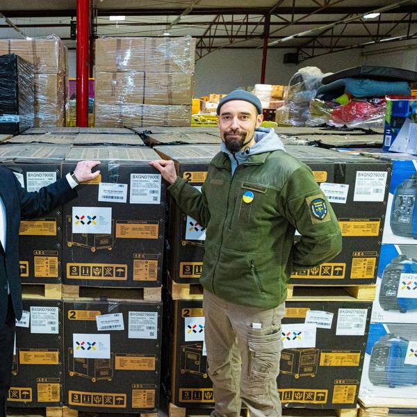 Über 14.000 Generatoren hat das Blau-Gelbe Kreuz (BGK) bereits in die Ukraine transportiert, im Lager des Vereins stehen weitere bereit. OB Torsten Burmester (Mitte) wurde von der Vorstandsvorsitzenden Linda Mai und dem Logistikleiter Roman Ganovscii durch die Halle geführt.