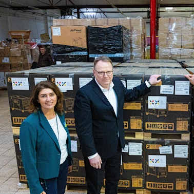 Über 14.000 Generatoren hat das Blau-Gelbe Kreuz (BGK) bereits in die Ukraine transportiert, im Lager des Vereins stehen weitere bereit. OB Torsten Burmester (Mitte) wurde von der Vorstandsvorsitzenden Linda Mai und dem Logistikleiter Roman Ganovscii durch die Halle geführt.