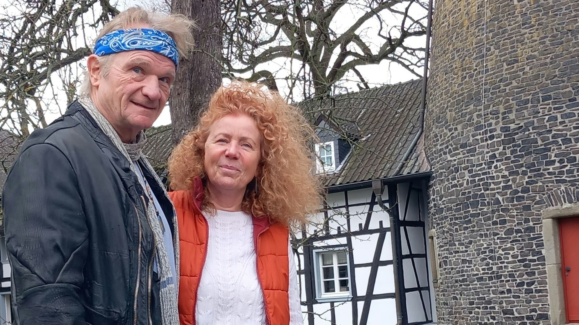 Ein Wirtschaftsprofessor und Schamane, der mit seiner Frau, die Hula Tanz lehrt, seit zehn Jahren in der Windmühle von Villip wohnt.