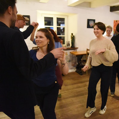 Das Foto zeigt Paare auf ener Tanzfläche.