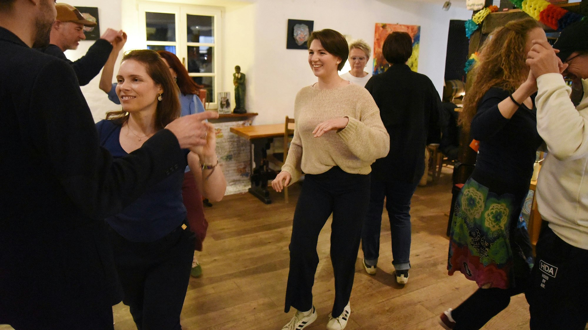 Das Foto zeigt Paare auf ener Tanzfläche.