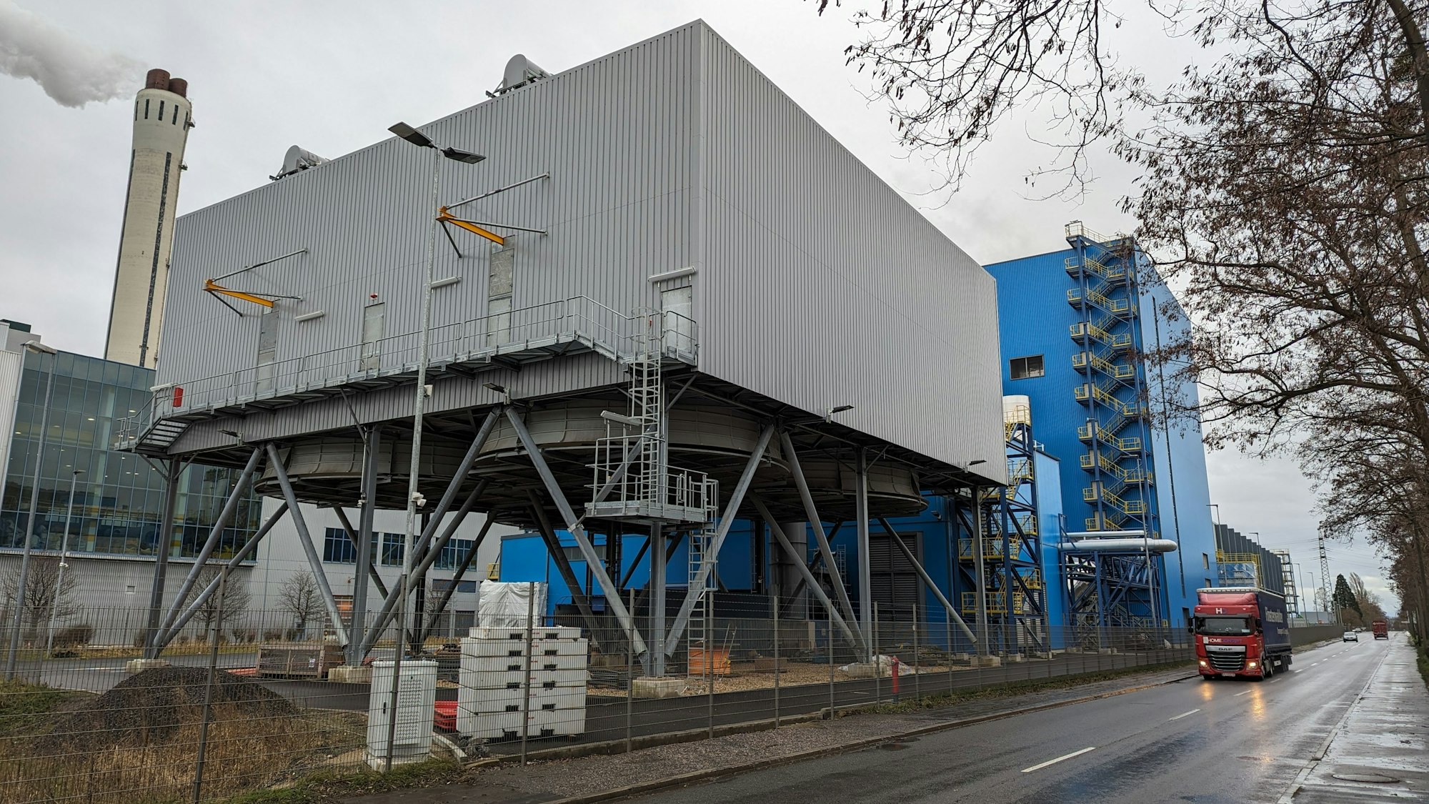 Das Foto zeigt das Biomassekraftwerk von Eon am Bertramsjagdweg in Knapsack.