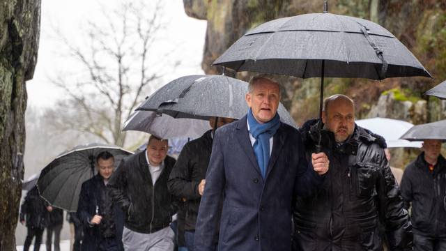 Horn-Bad Meinberg: Thüringer AfD-Chef Björn Höcke (M) besucht die Externsteine in Lippe, die von Protesten und einem großen Polizeiaufgebot begleitet wurden.