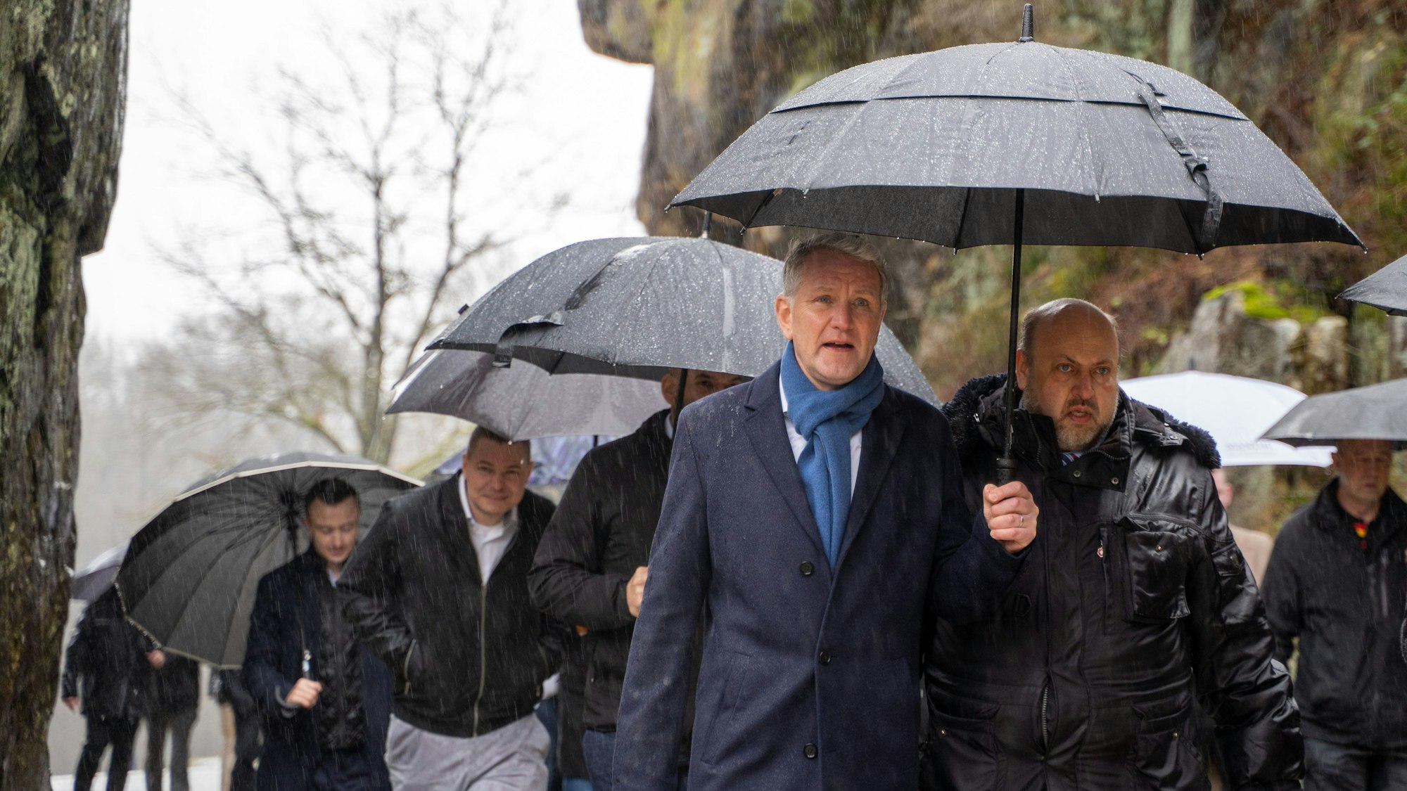 Horn-Bad Meinberg: Thüringer AfD-Chef Björn Höcke (M) besucht die Externsteine in Lippe, die von Protesten und einem großen Polizeiaufgebot begleitet wurden.