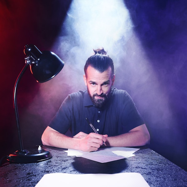 Ein Mann blickt geheimnisvoll in die Kamera.