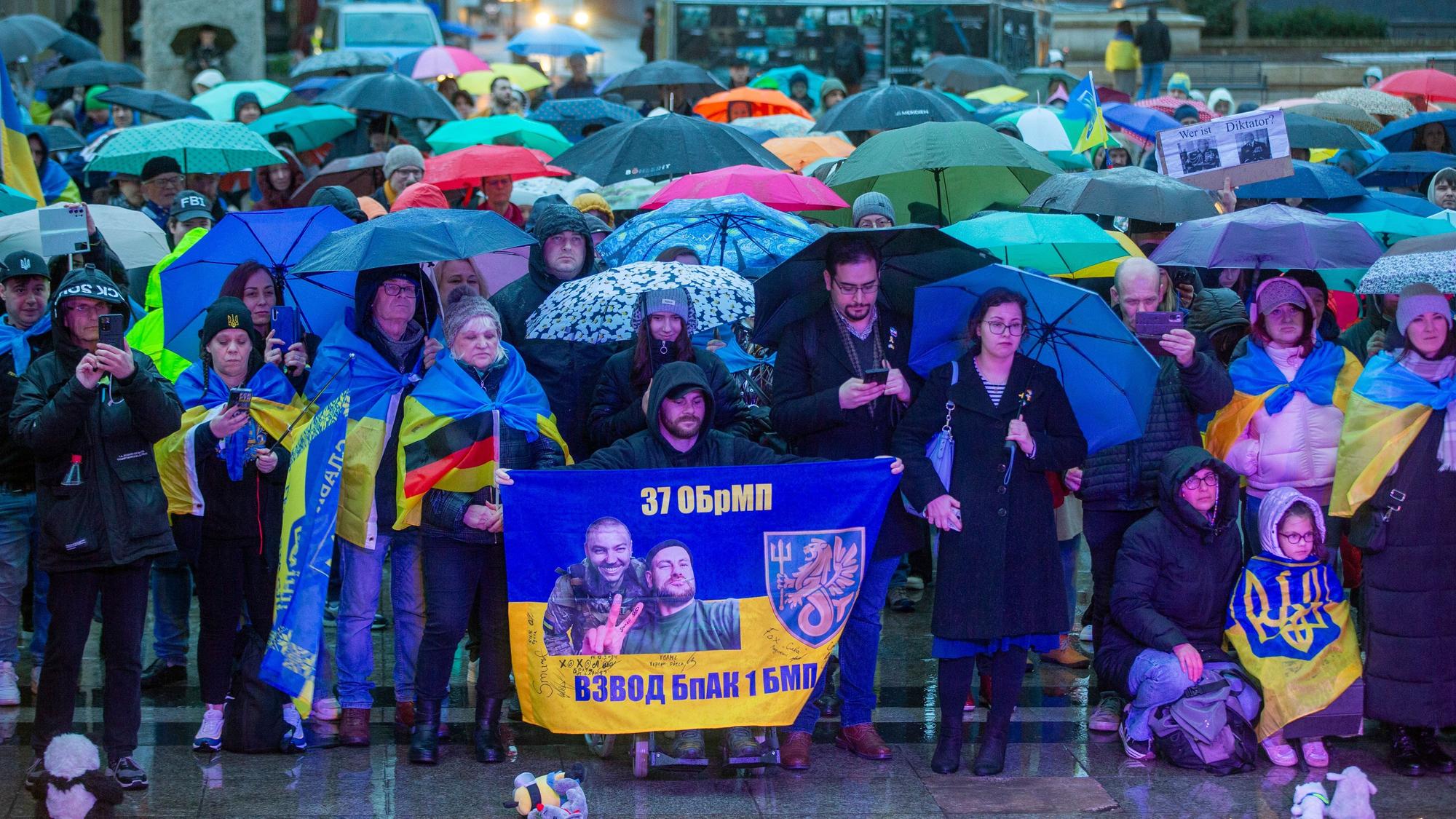 Auch im vergangenen Jahr fand in Köln eine Kundgebung des Blau-Gelben Kreuzes anlässlich des Jahrestags der russischen Vollinvasion statt.