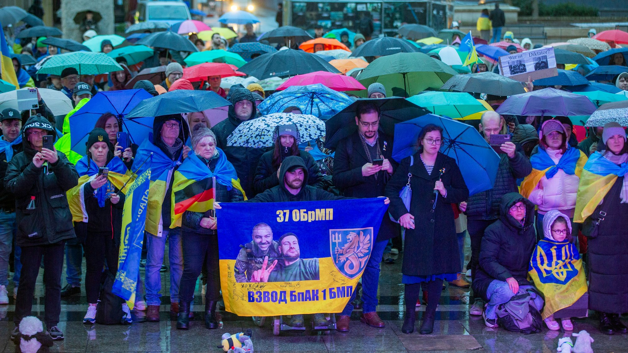 Auch im vergangenen Jahr fand in Köln eine Kundgebung des Blau-Gelben Kreuzes anlässlich des Jahrestags der russischen Vollinvasion statt.