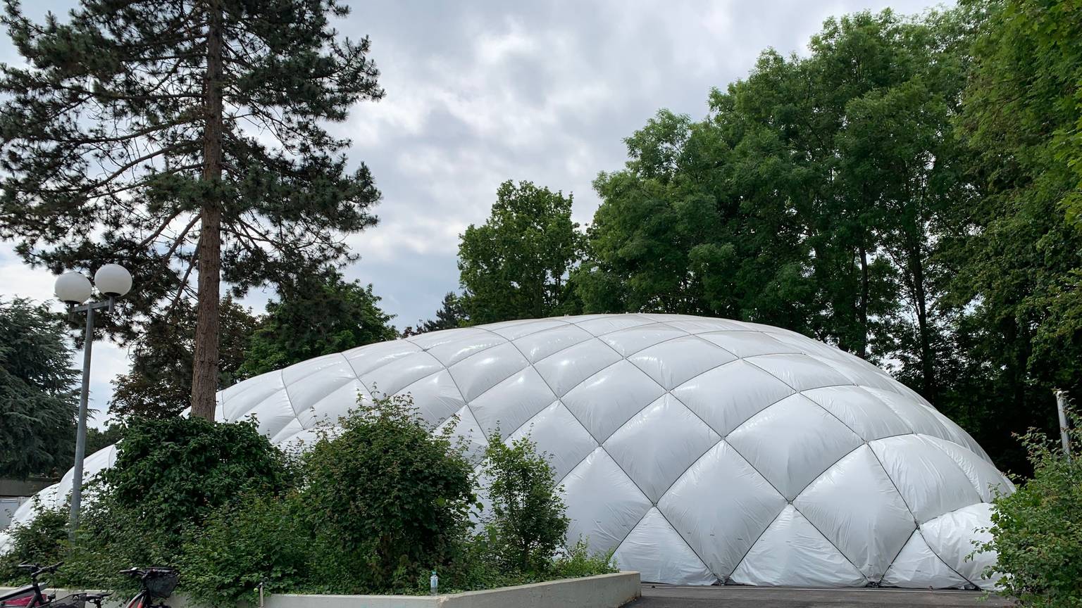 Man sieht die weißen Luftkissen der aufblasbaren Halle.