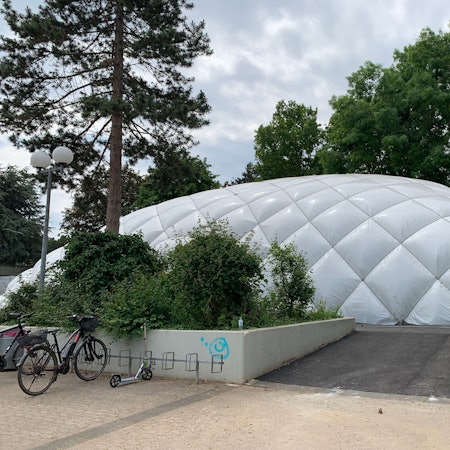 Man sieht die weißen Luftkissen der aufblasbaren Halle.