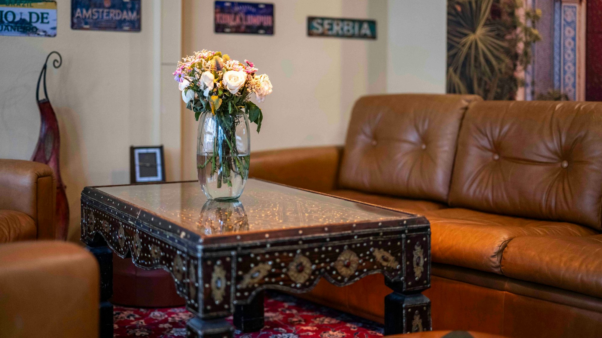 Das Bild zeigt ein Ledersofa im Café Casa.