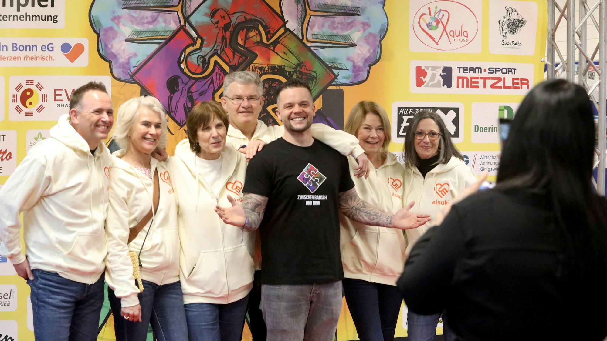 Eine Gruppe von Menschen wird fotografiert.