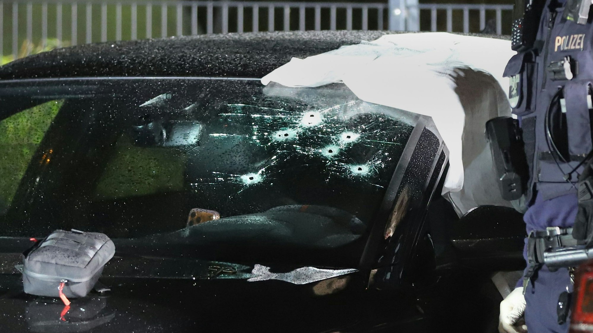 Mehrfach wurde auf die Scheibe eines Audis geschossen. Am Steuer saß ein 36-jähriger Rocker. dpa