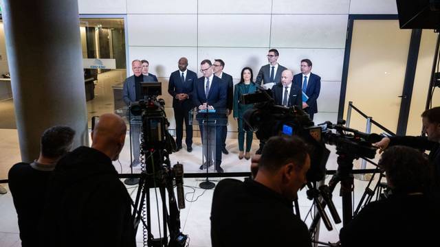 Matthias Miersch (von links nach rechts), Fraktionsvorsitzender der SPD, Jens Spahn, Vorsitzender der Unionsfraktion im Bundestag, Katherina Reiche (CDU), Bundesministerin für Wirtschaft und Energie, und Alexander Hoffmann, Vorsitzender der CSU-Landesgruppe im Bundestag, stehen bei einem Pressestatement zum Gebäudeenergiegesetz im Bundestag.