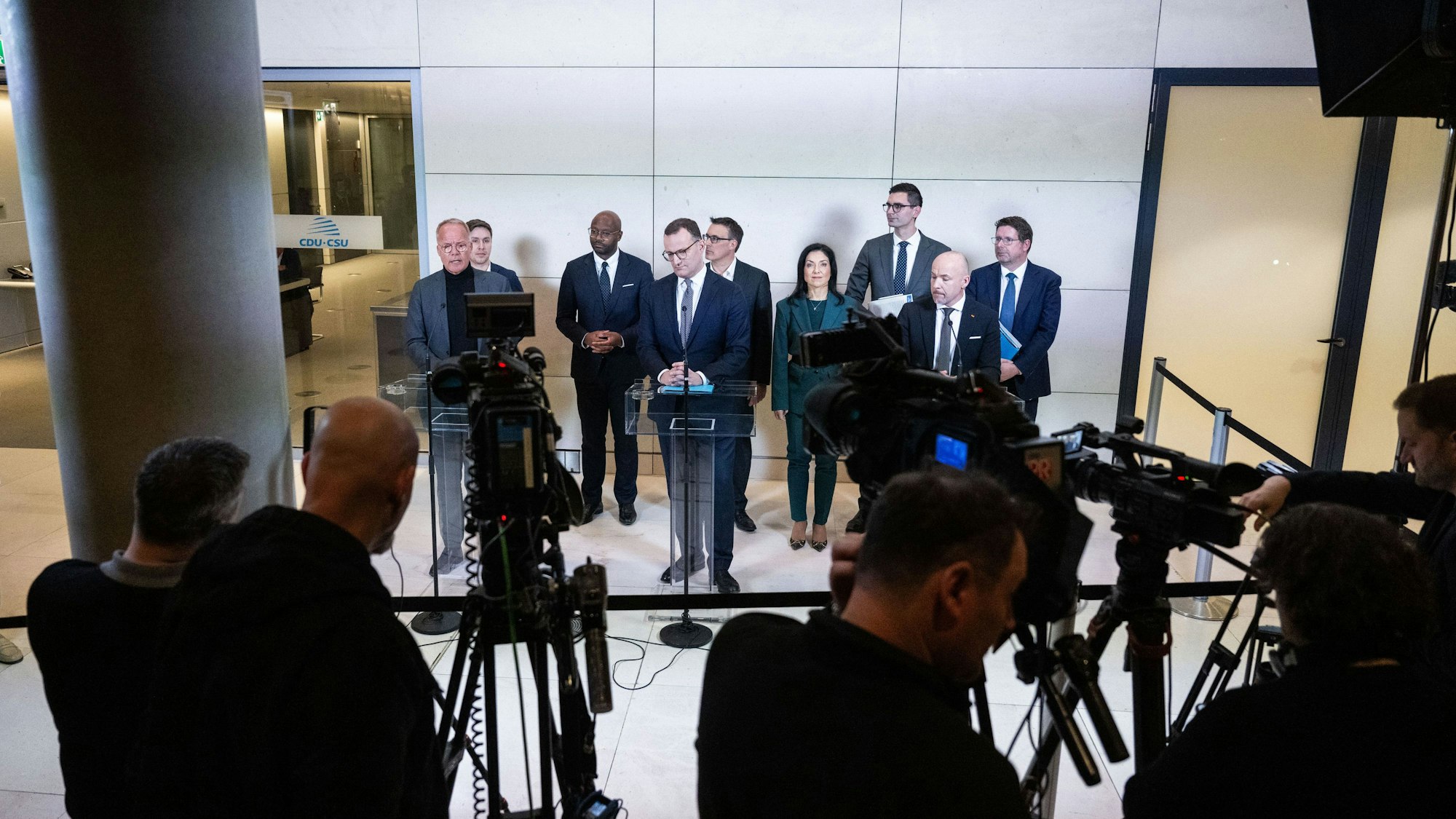 Matthias Miersch (von links nach rechts), Fraktionsvorsitzender der SPD, Jens Spahn, Vorsitzender der Unionsfraktion im Bundestag, Katherina Reiche (CDU), Bundesministerin für Wirtschaft und Energie, und Alexander Hoffmann, Vorsitzender der CSU-Landesgruppe im Bundestag, stehen bei einem Pressestatement zum Gebäudeenergiegesetz im Bundestag.