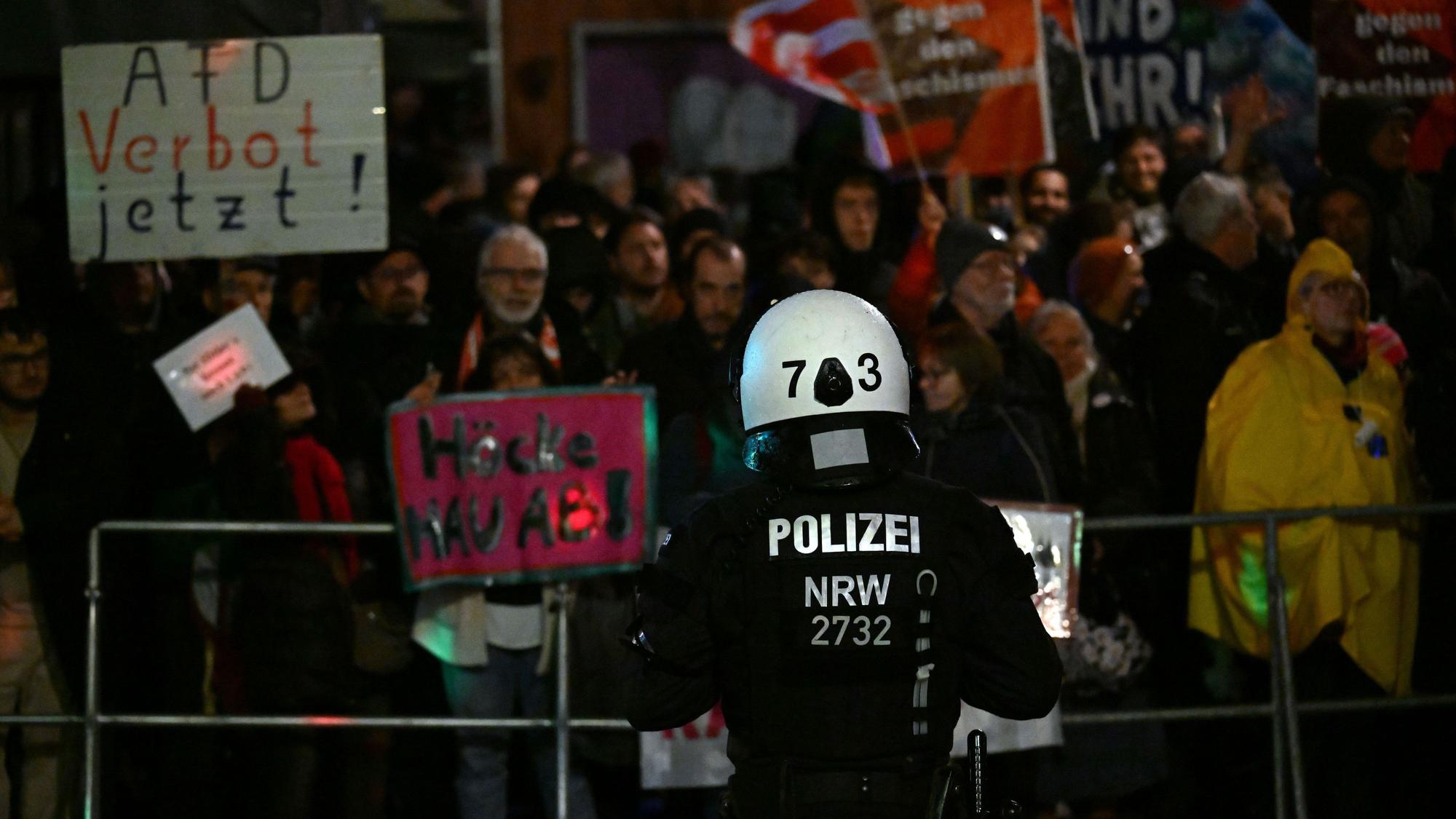 Polizisten sichern eine Veranstaltung der AfD. Mehrere antifaschistische Bündnisse hatten zu einer Protestaktion gegen den Besuch des Thüringer AfD-Chefs Höcke bei der Veranstaltung der AfD in Düsseldorf aufgerufen.