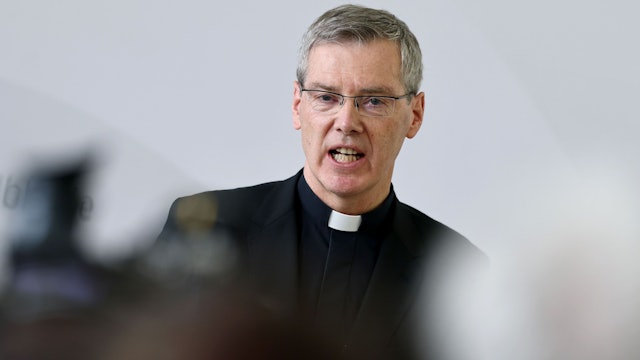 Bischof Heiner Wilmer, neuer Vorsitzender der Deutschen Bischofskonferenz, spricht bei einer Pressekonferenz nach seiner Wahl.
