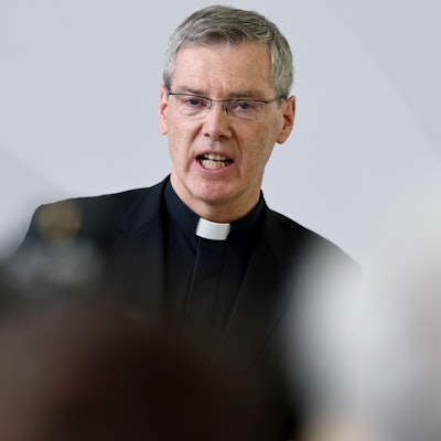Bischof Heiner Wilmer, neuer Vorsitzender der Deutschen Bischofskonferenz, spricht bei einer Pressekonferenz nach seiner Wahl.