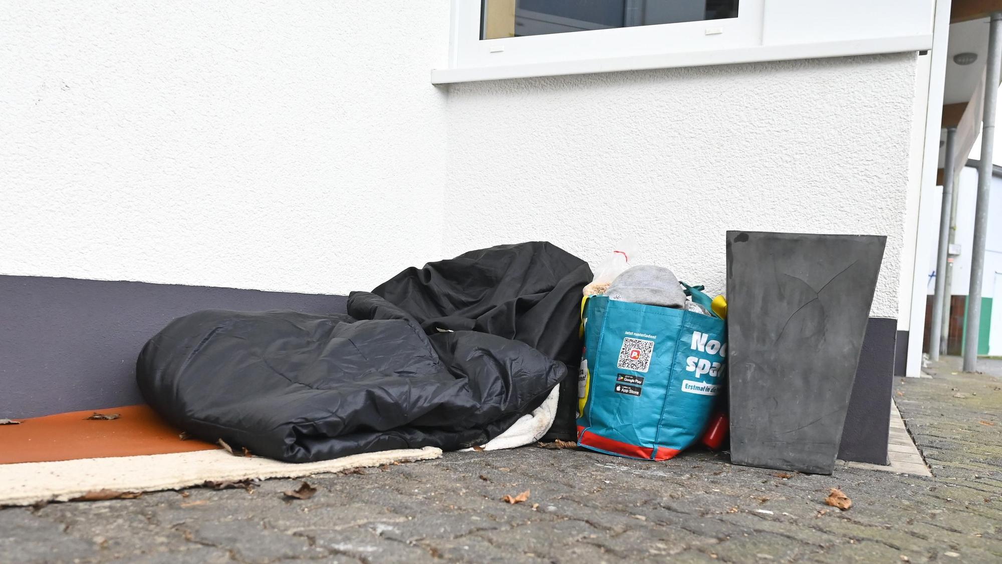 Das Bild zeigt das Lager eines Obdachlosen vor der Aggerhalle.
