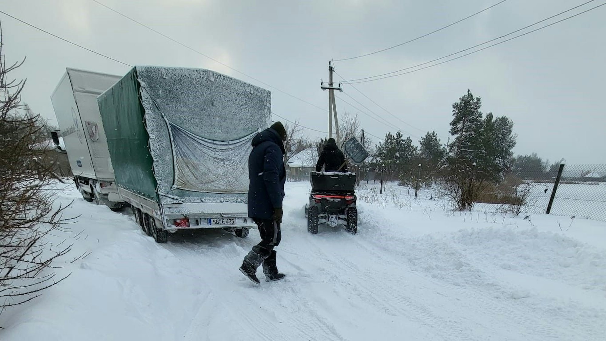 Ein Lkw steht auf einer Straße im Schnee.