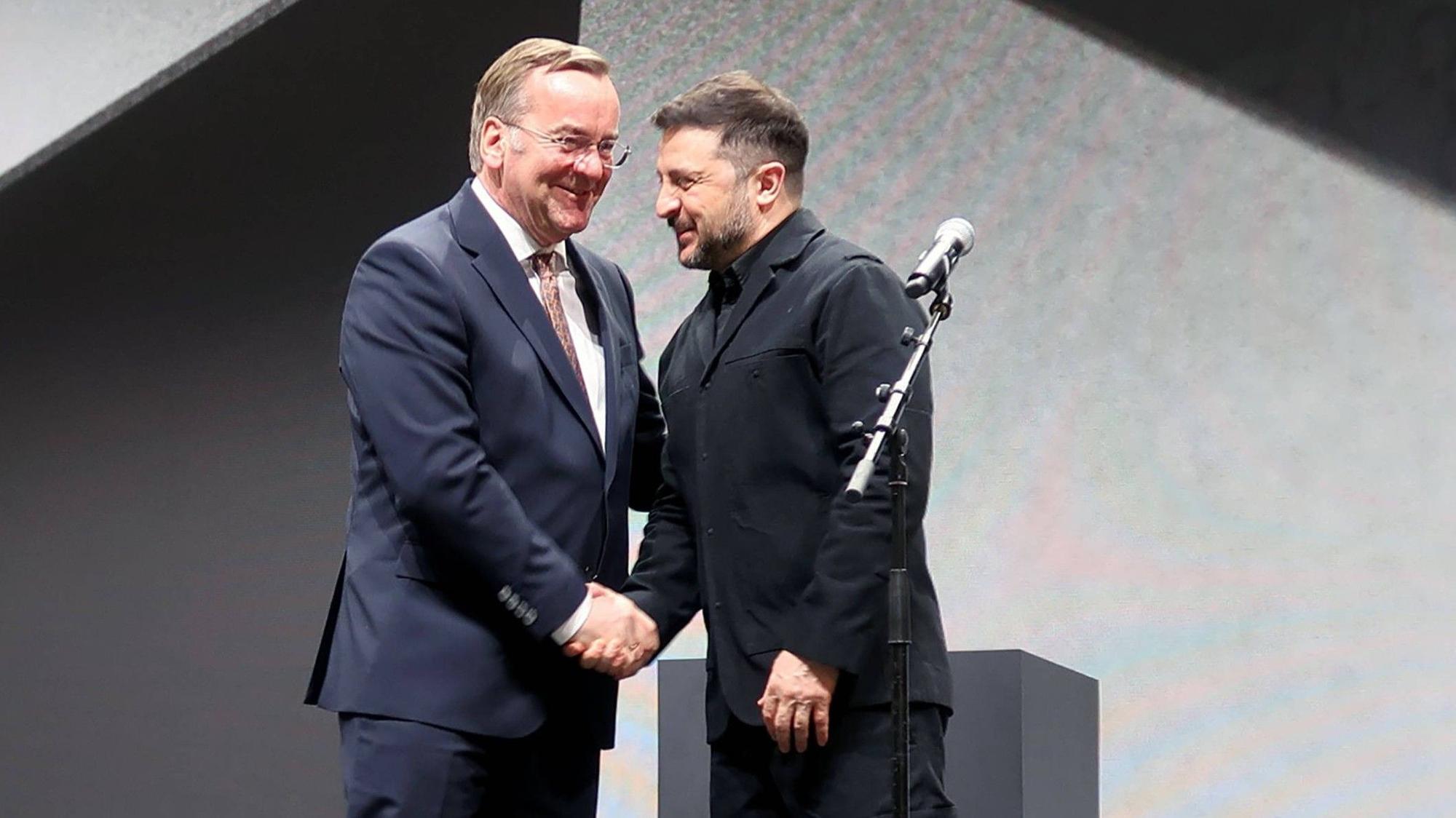 Bundesverteidigungsminister Boris Pistorius (SPD) begrüßt den ukrainischen Präsidenten Wolodymyr Selenskyj bei einem Aufeinandertreffen in München. (Archivbild)