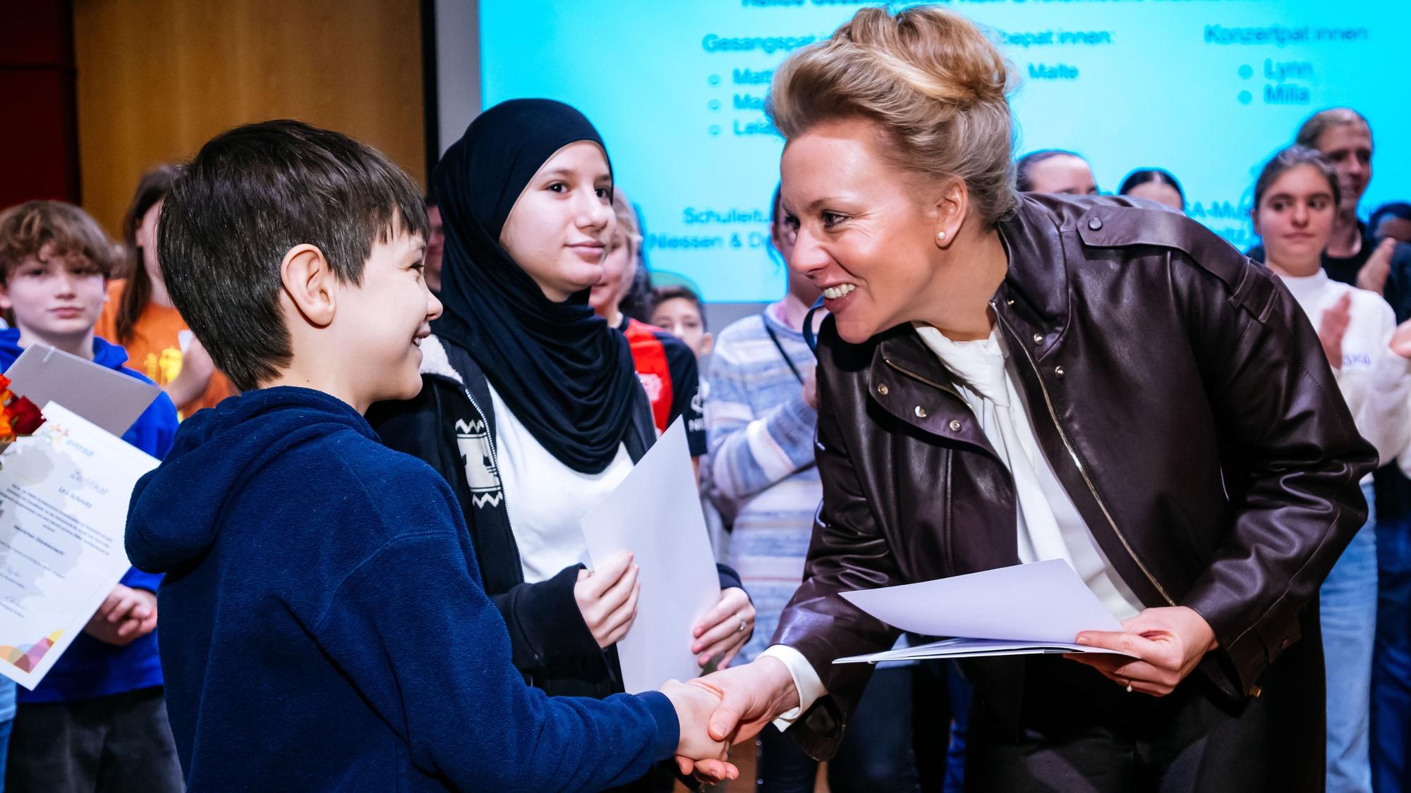 Mit Stolz starten die Schülerinnen und Schüler in ihre neue Aufgabe. NRW-Kulturministerin Ina Brandes überreichte ihnen die Zertifikate.