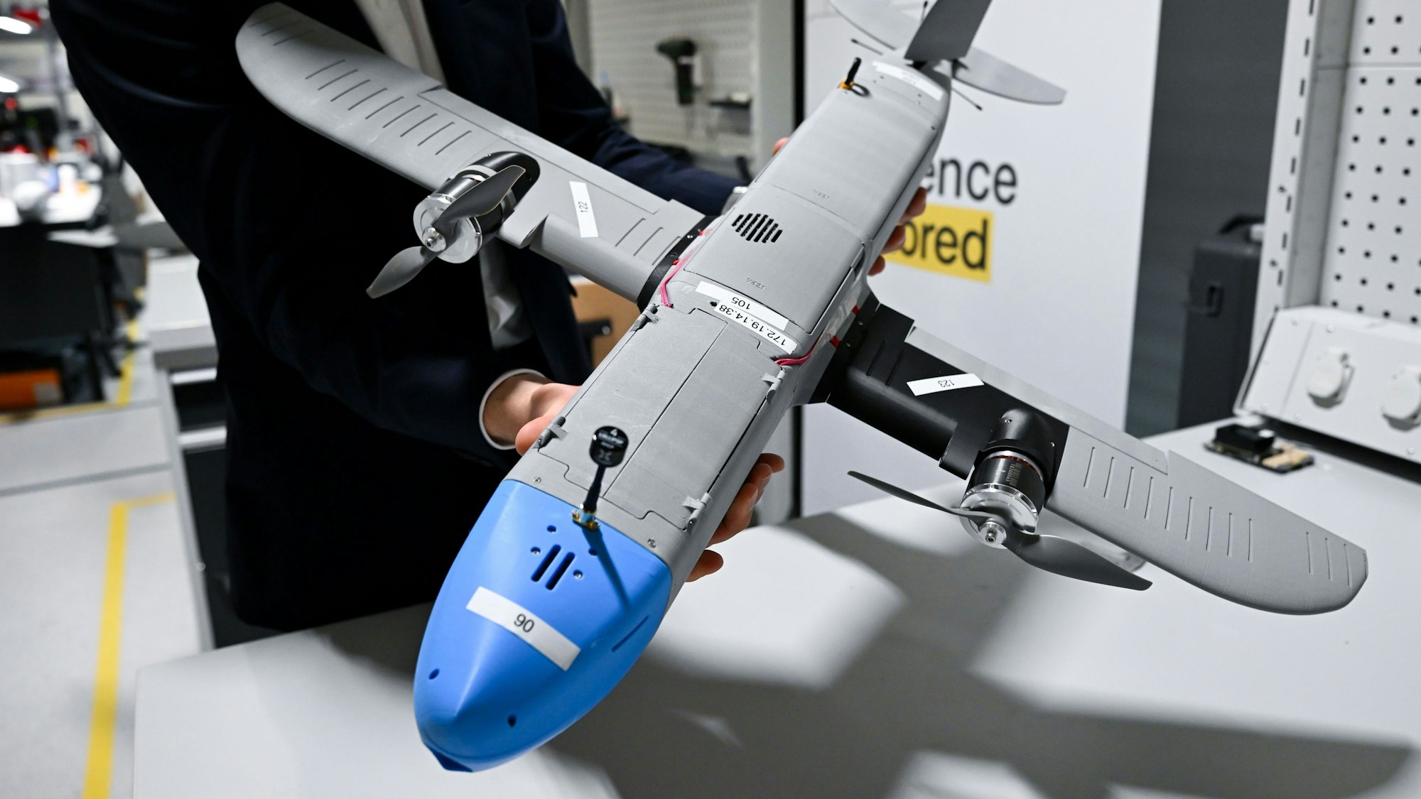 Ein Mitarbeiter von Tytan Technologies hält eine Drohne des Unternehmens in den Händen.