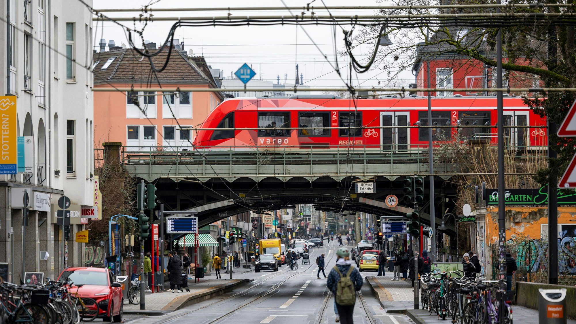 Die Eisenbahnbrücke an der Zülpicher Straße.
