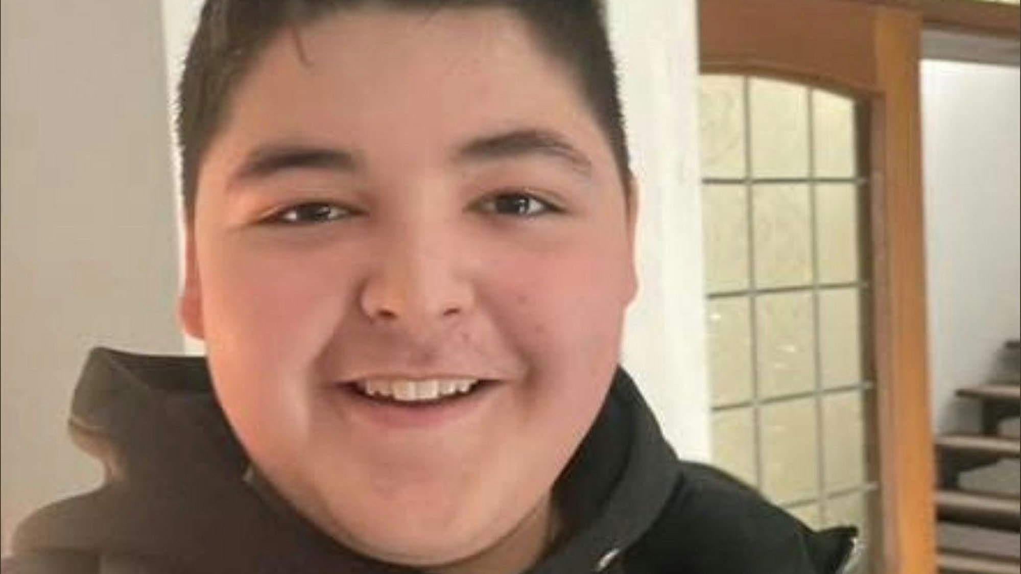 Auf dem Bild ist das Portrait eines jungen Mannes zu sehen.