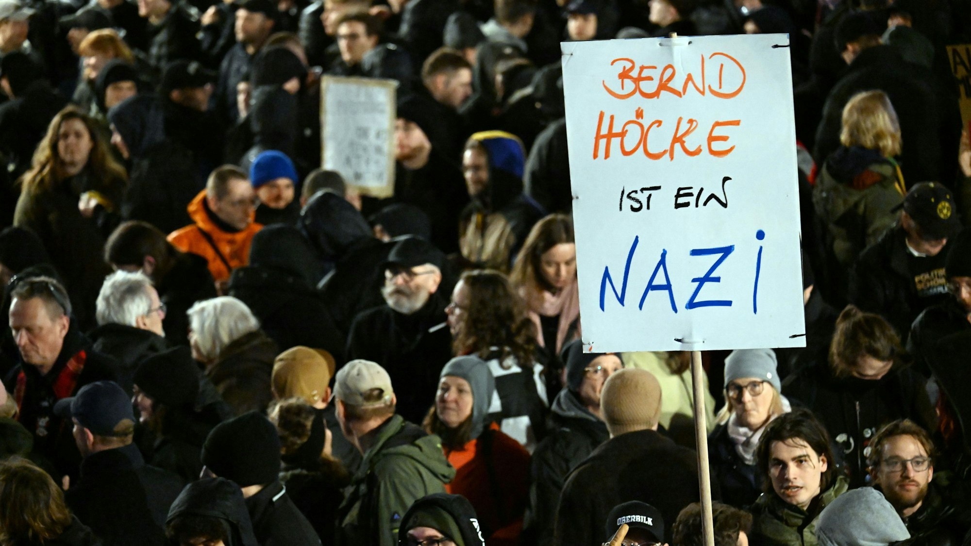 Ein Demonstrant hält ein Plakat mit der Aufschrift „Bernd Höcke ist ein Nazi“. Mehrere antifaschistische Bündnisse hatten zu einer Protestaktion gegen den Besuch des Thüringer AfD-Chefs Höcke bei der Veranstaltung der AfD in Düsseldorf aufgerufen.