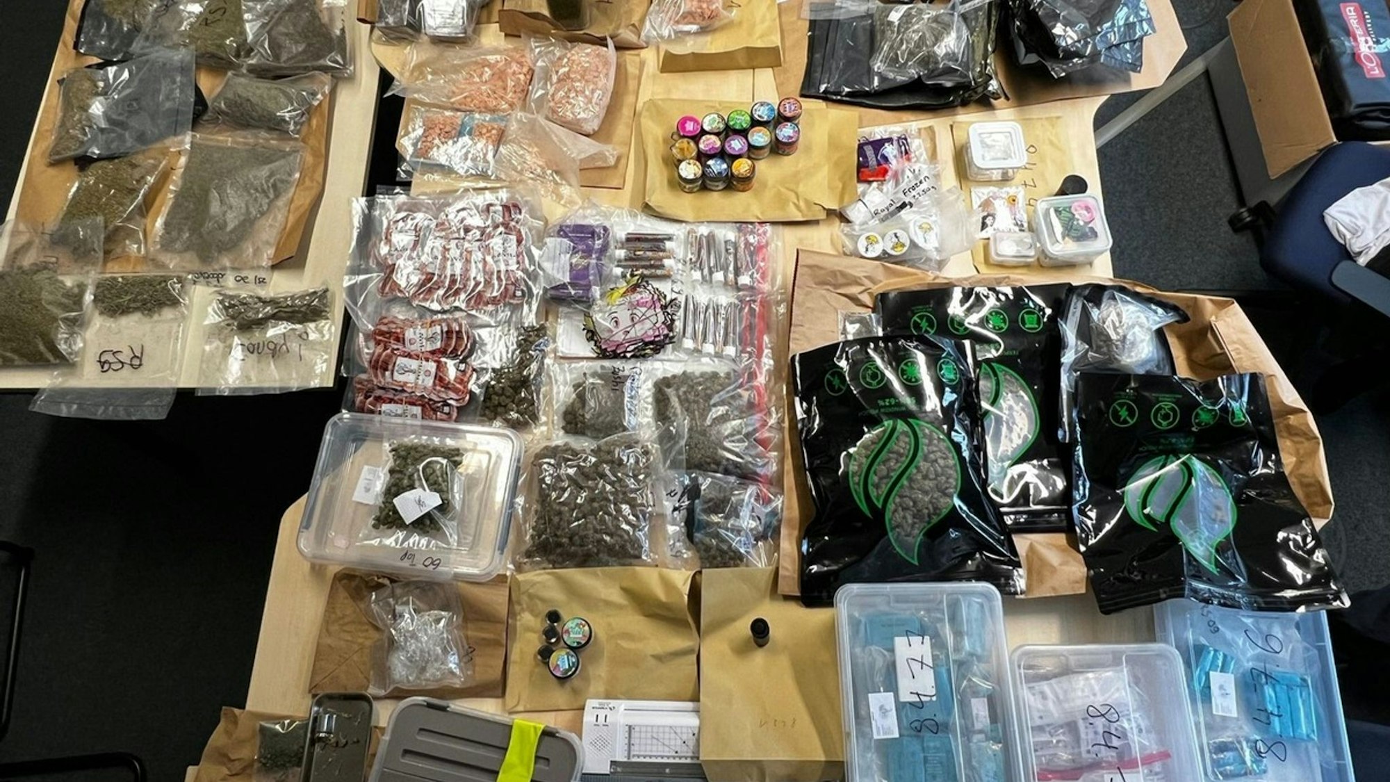 Die Tatverdächtigen sollen Drogen über die sozialen Netzwerke angeboten haben. (Handout)