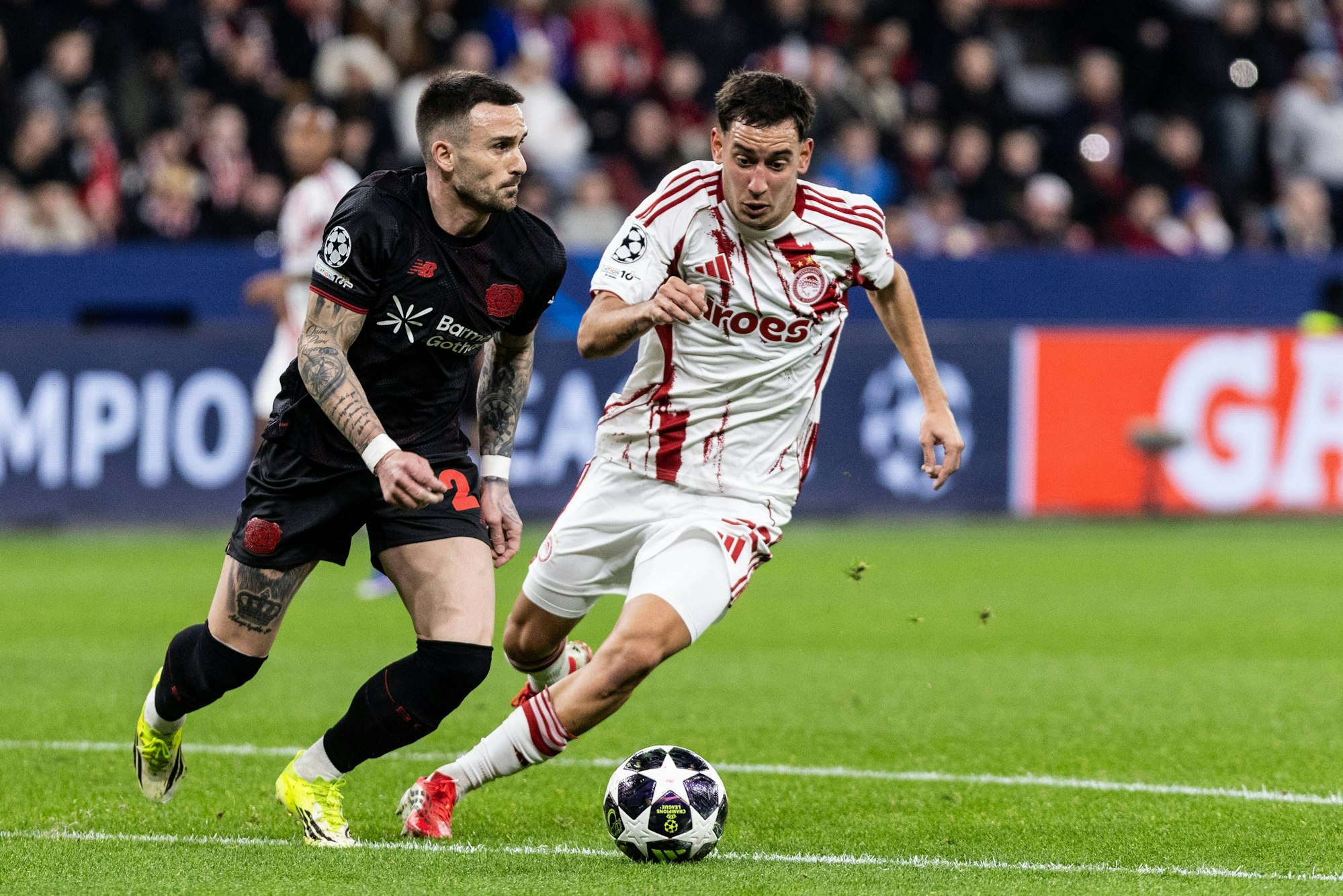 Schwacher Auftritt: Aleix García (l.) und Bayer 04 Leverkusen taten gegen Santiago Hezze und Olympiakos Piräus nur das Nötigste.