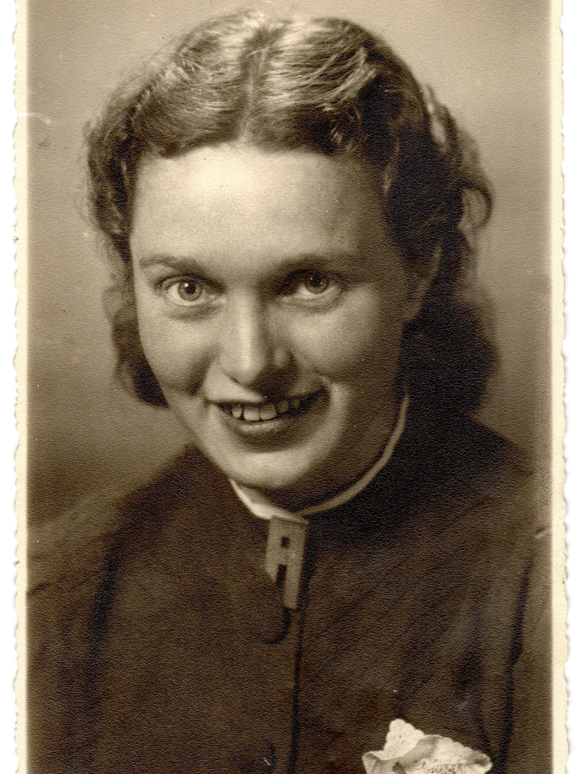 Ein altes Schwarz-Weiß-Foto einer Frau.