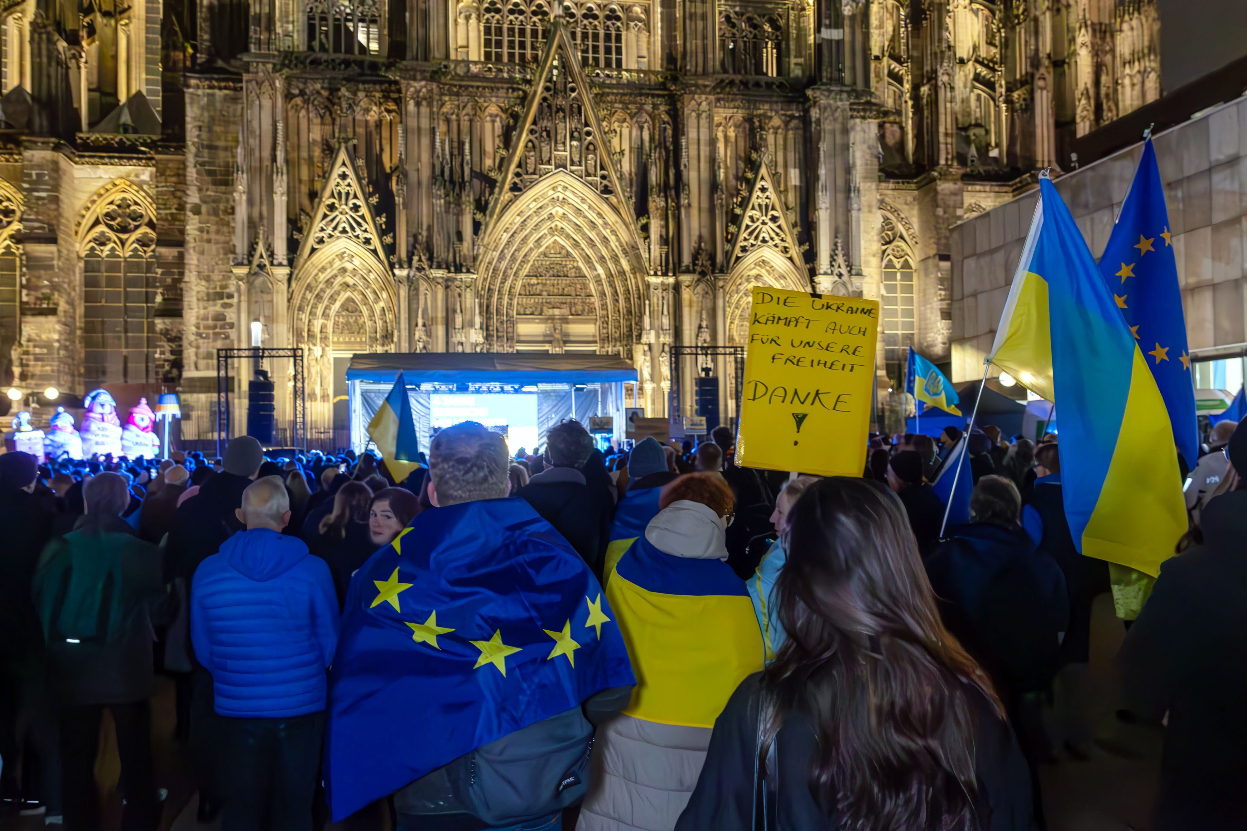 26.02.2026 Kundgebung am 4. Jahrestag des Beginn des russischen Angriffskrieg gegen Ukraine auf dem Roncalliplatz in Köln. Foto: Martina Goyert