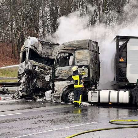 Der Fahrer des Lkw verstarb noch am Unfallort auf der A2.