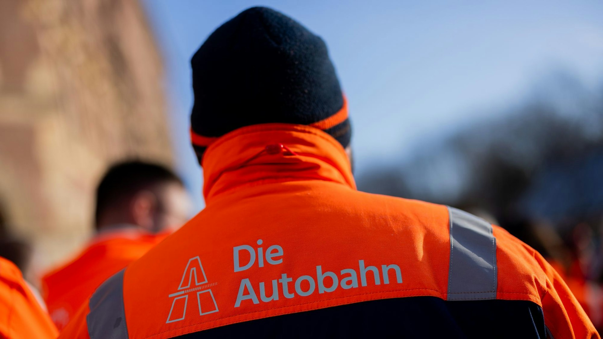 Autobahn-Beschäftigte in NRW - ein Teil von ihnen wird am Dienstag die Arbeit niederlegen.