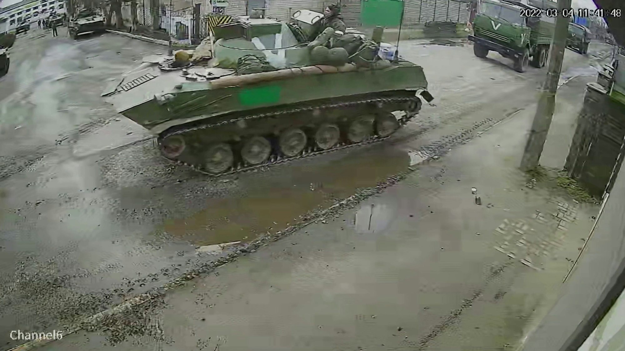 Ein Panzer fährt durch eine Straße in der ukrainischen Stadt Butscha.
