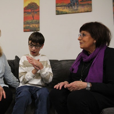 Einer Familie aus Georgien mit einem behinderten Kind droht die Abschiebung, Nani Ninua mit ihrem Sohn Bagrat und Christa Feld von der Flüchtlingsinitiative Lohmar-Siegburg e.V.